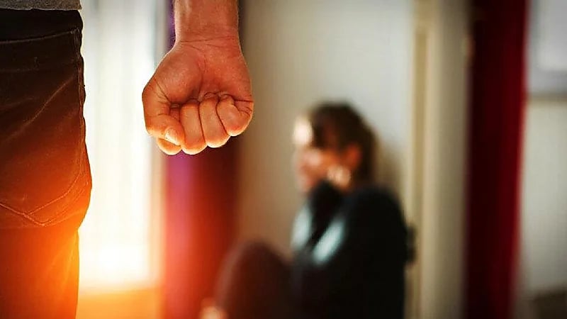 العنف الأسري يتفاعل مع شكوى بشأن تعرض فتاة للاعتداء على يد عمها وزوجته