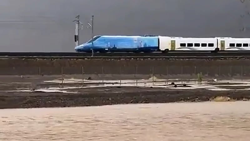 قطار الحرمين يمر بانسيابية بعد سقوط الأمطار بـ المدينة المنورة .. فيديو