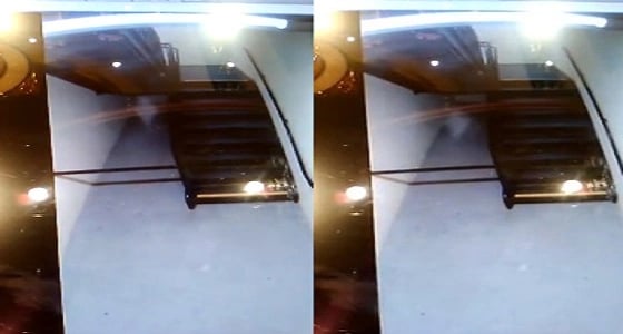 فيديو صادم لشبح طفل يتجول تحت السلم