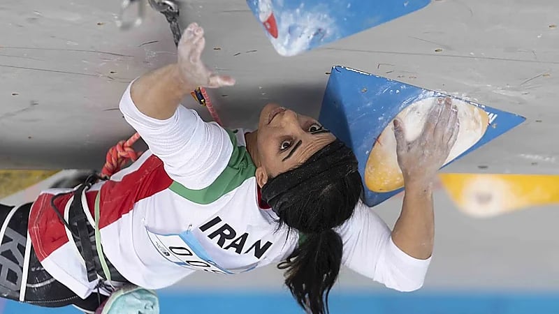 بعد خلعها الحجاب الإجباري..أمريكا تدخل على خط أزمة المتسلقة الإيرانية