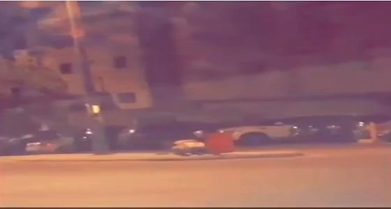 بالفيديو.. عامل نظافة يقيم الليل في الشارع