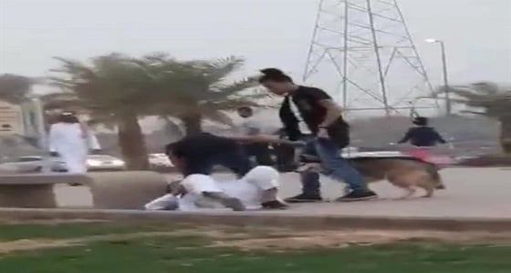 أسباب توقف مصورة مقطع "مروعي المارة بالكلاب" في ممشى المدينة المنورة