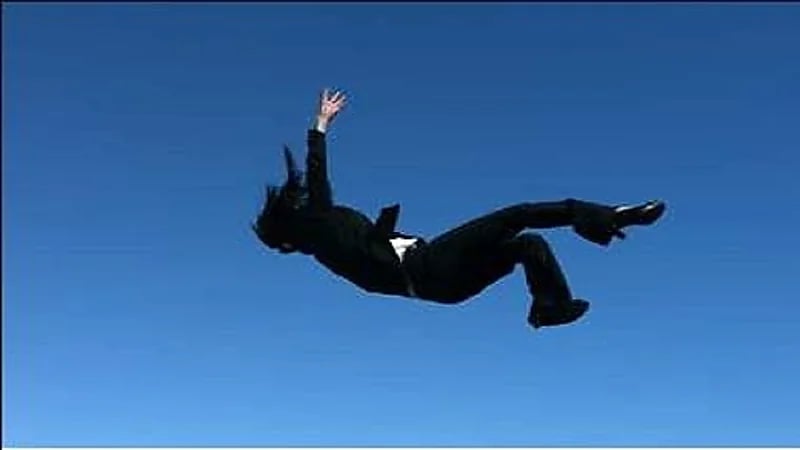 عامل يلقي بزوجته من الطابق الثالث لرفضها منحه نقودا لشراء مخدرات