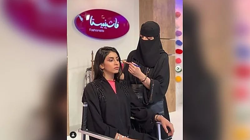 بالفيديو.. بلوغر تبرر سبب طلبها من العنود اليوسف خلع النقاب