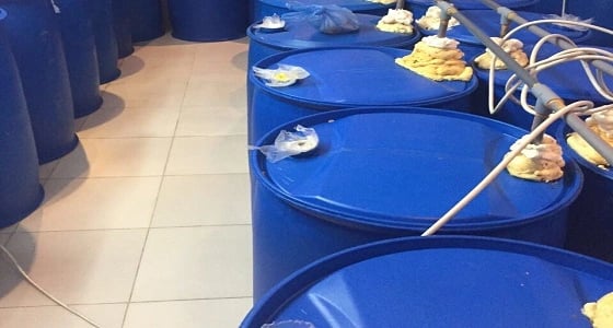 ضبط 16 ألف لتر من الخمور بأحد المصانع بالرياض