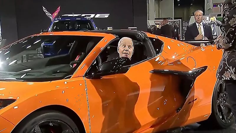 شاهد .. بايدن يقود عدد من السيارات الكهربائية داخل معرض ديترويت