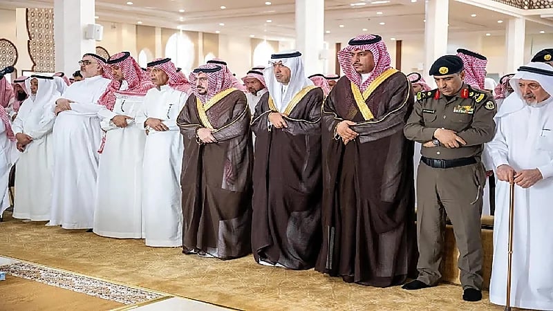 أمير القصيم يؤدّي صلاة الميت على محافظ عنيزة السابق.. صور
