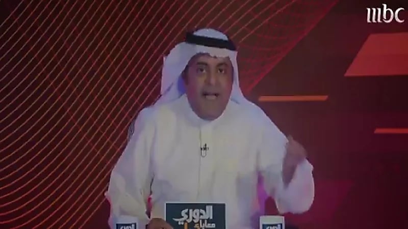 شاهد.. خالد الفراج يقلد شقيقه في برنامج استوديو 21