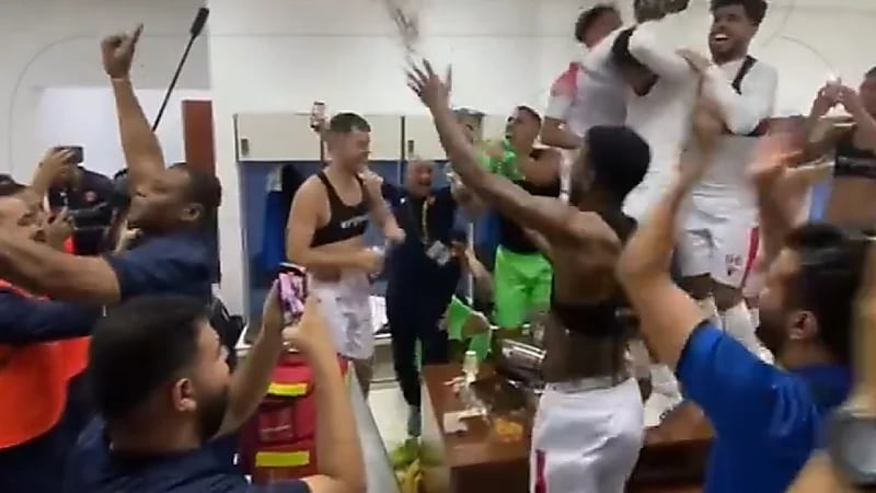 لاعبو القادسية يحتفلون على طريقتهم الخاصة بعد الصعود .. فيديو