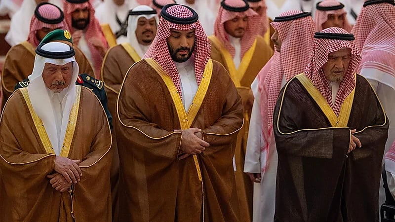 ‏ولي العهد يؤدي صلاة الميت على الأميرة لطيفة بنت عبدالعزيز .. فيديو وصور