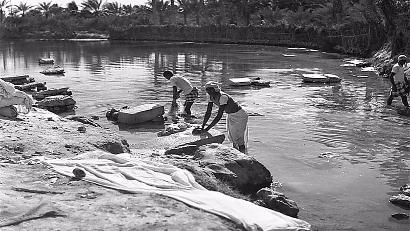 بالصور.. غسيل الملابس في عين أم خريسان بالأحساء