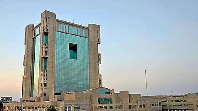 ضبط صهريج صرف مياه الصرف الصحي بشبكة تصريف مياه الأمطار بجدة