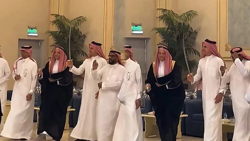 غروهي يشارك في حفل زفاف بجدة ويؤدي العرضة بالزي السعودي ..فيديو