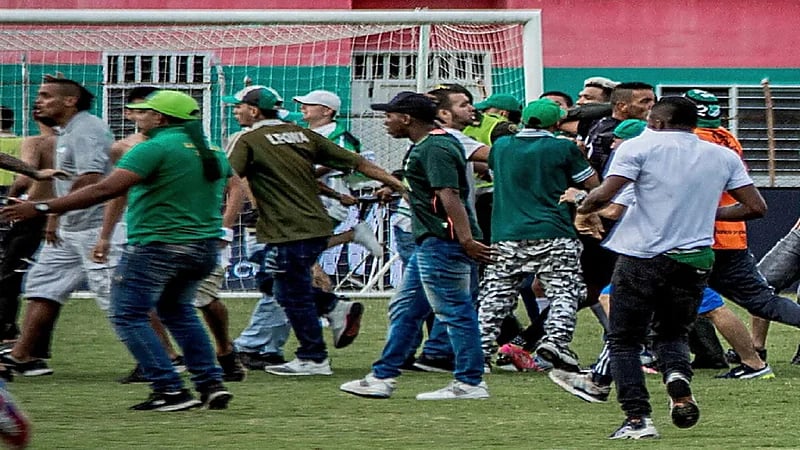 بالفيديو ..لحظة هجوم مشجعين على لاعبين في البرتغال