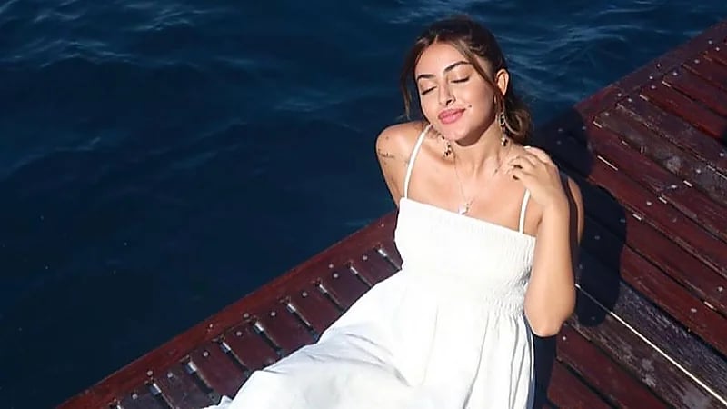 جود عزيز بإطلالة مثيرة أمام البحر وجمهورها : لو طلع لك قرش يسويك كبسة .. صور