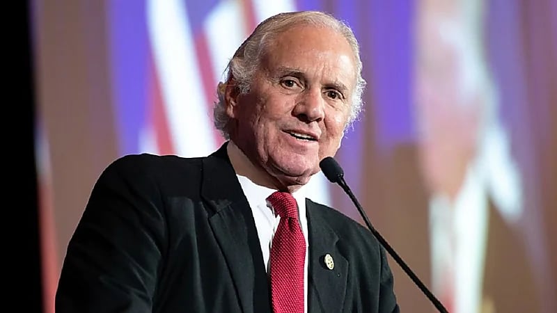 حاكم ولاية أمريكية يستنكر زواج المثليين: الزواج يكون بين رجل وامرأة