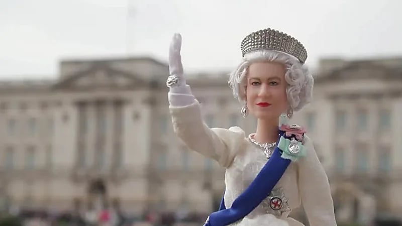 دمية باربي على هيئة الملكة إليزابيث في ذكرى اعتلائها العرش