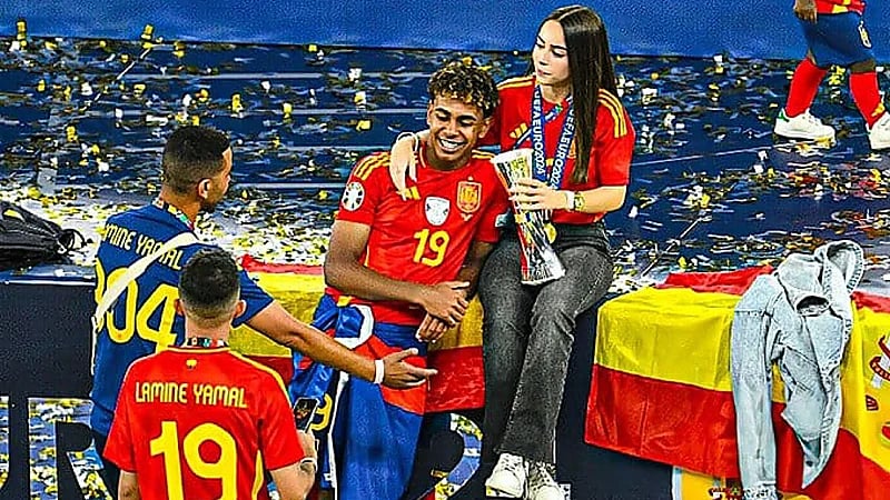 صديقة لامين مال تخطف الأنظار في كأس أمم أوروبا ومفاجأة بشأن علاقتهم .. صور