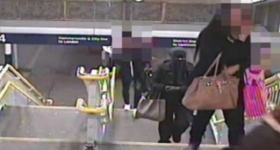 فتاة ترتدي نقاب لتشوه وجه صديقتها لغيرتها منها