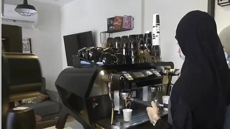 شركات تجبر موظفيها على الوقوف قدماً طوال ساعات عملهم.. فيديو