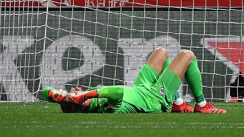 بالفيديو .. مفرقعة نارية تنفجر بحارس مرمى آينتراخت