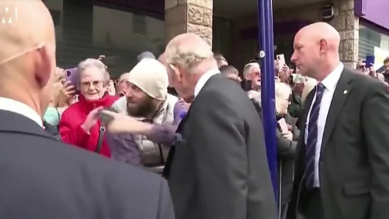 بالفيديو.. حلاق يعرض على الملك تشارلز قصة شعر مجانية