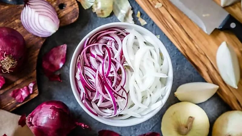 الخرافات المتداولة أن قطع البصل بالغرفة تمنع انتشار الإنفلونزا خاطئة