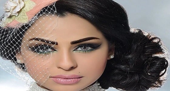 بالفيديو.. هند البلوشي تهدد مذيع بالانسحاب لحديثه عن زوجها