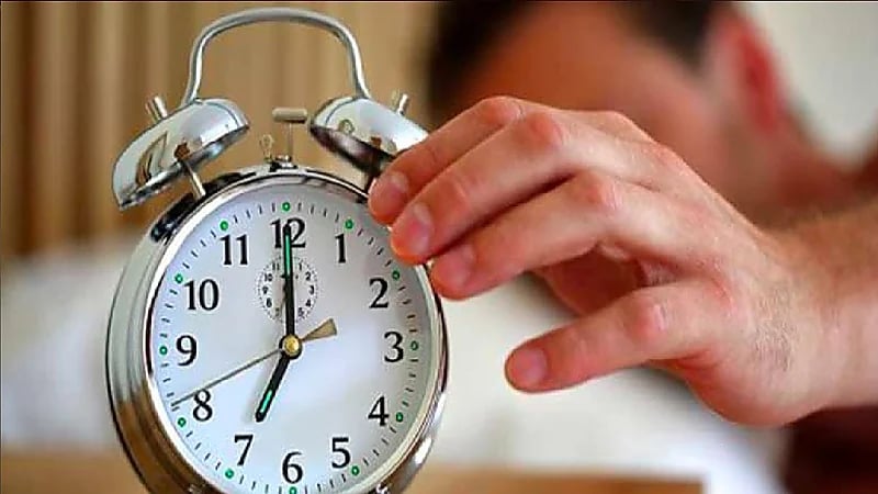 بالفيديو .. استشاري يحدد المدة المثلي لنوم صحي