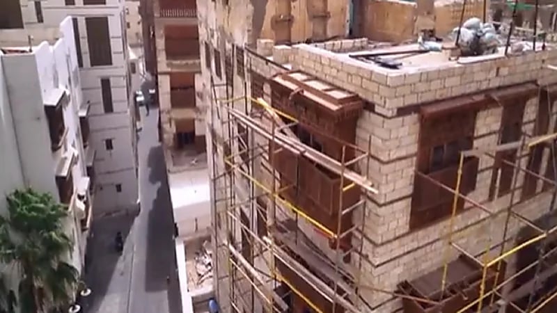 قصة سقوط البيت التاريخي في جدة وإعادة بناؤه في أقل من عام (فيديو)
