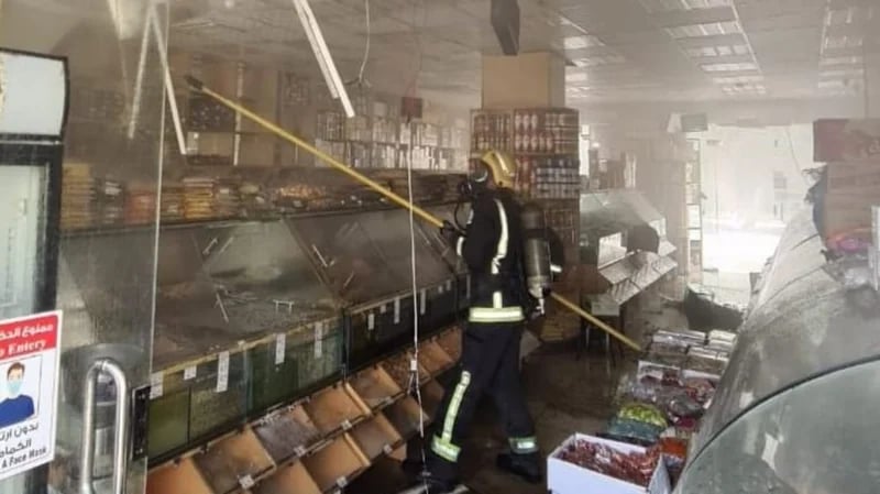 بالصور.. إندلاع حريق بمركز تجاري بحي الديرة