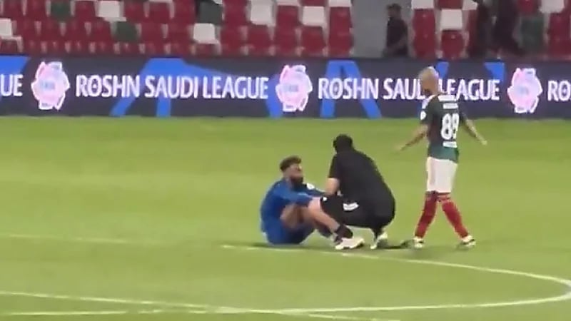 بكاء حارس الوحدة‬⁩ بعد هبوط فريقه إلى ⁧‫يلو‬⁩.. فيديو