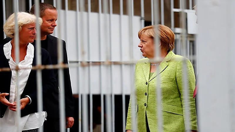 صورة لاعتقال أنجيلا ميركل تثير الجدل