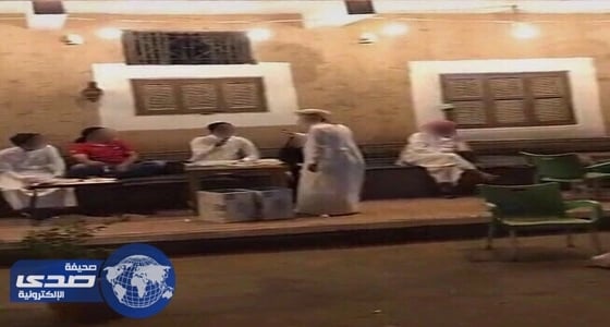 بالصور.. وافد يستغل أحد الشوارع لصالحه ويبيع فيه الكبدة بالطائف