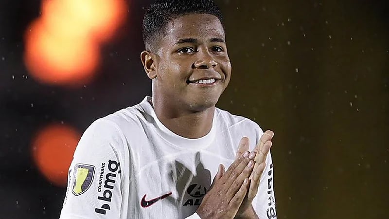 ويسلي يقترب من الهلال