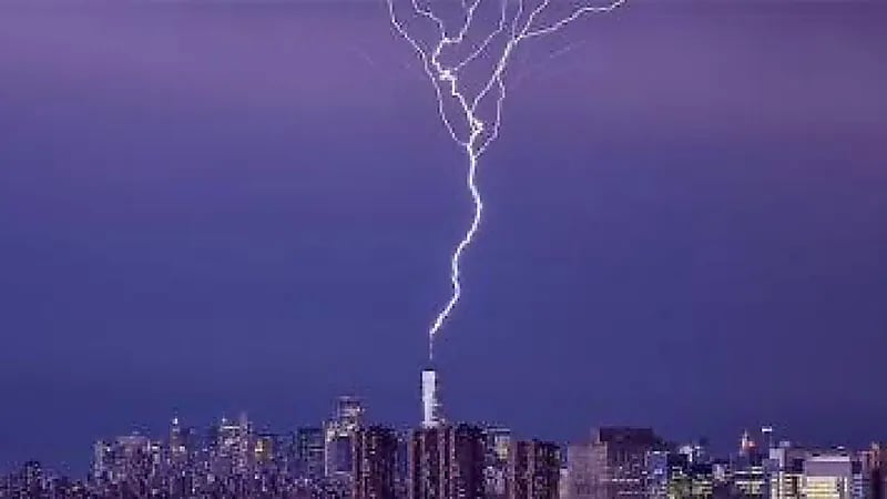 مصرع رجل خمسيني بصاعقة أثناء تحذير الأطفال منها