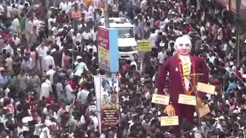 مظاهرات غاضبة في الهند ضد ترامب بعد فرض رسوم جمركية 50% .. فيديو