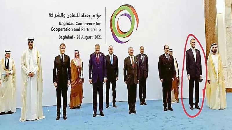 بالفيديو.. تصرف غير لائق من وزير الخارجية الإيراني خلال التقاط الصورة التذكارية يغضب العراقيين