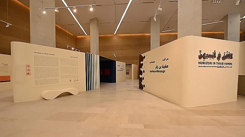 "الأفق في أيديهن".. معرض في (إثراء) يستكشف حركة الحداثة لفنانات عربيات قبل نصف قرن.. صور