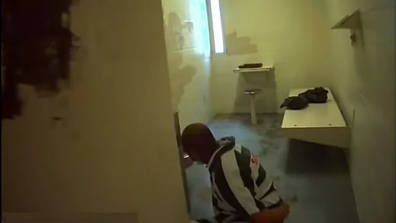 بالفيديو والصور.. وفاة مريض نفسي بعد اعتداء شرطيين أمريكيين عليه بعنف