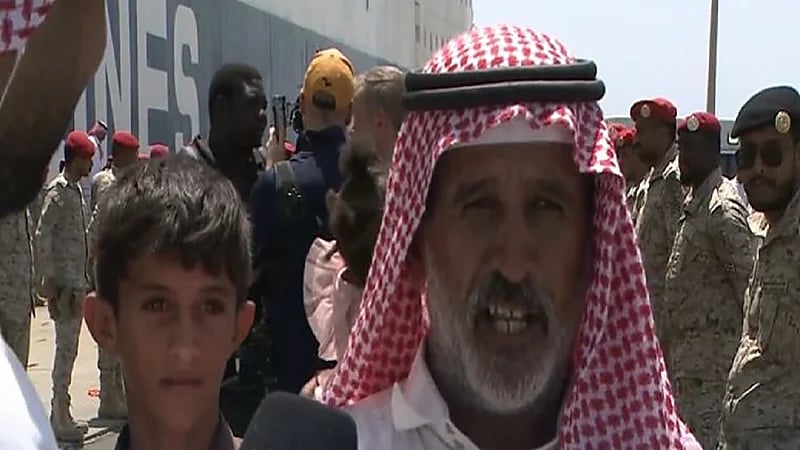 فيديو..مواطن يلقي قصيدة بعد وصوله إلى أرض الوطن من السودان