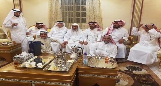 بالصور.. خريجي المعهد العلمي بالمندق لعام 1403 هـ يلتقون بمديرهم