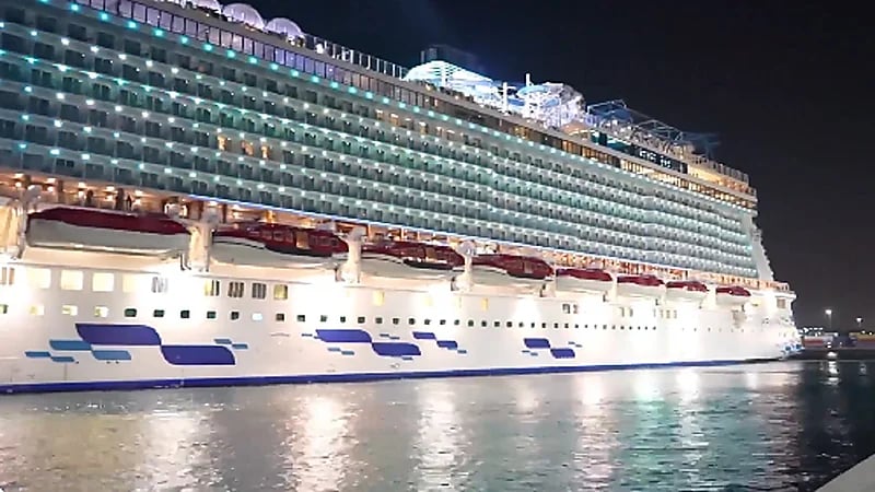 وصول أول سفينة سياحية سعودية إلى ميناء جدة.. فيديو