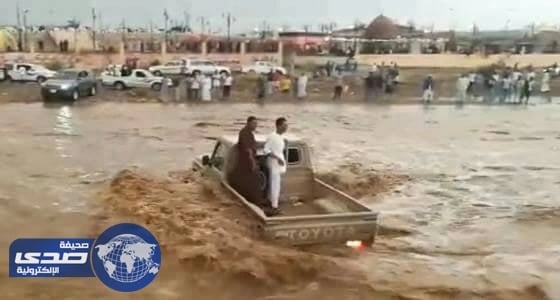 بالفيديو.. شاب يستعرض بسيارته وسط سيول وادي خلب في جازان