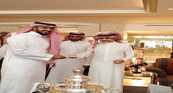 بالصور.. الأمير الوليد بن طلال يفي بوعده للاعبي الهلال