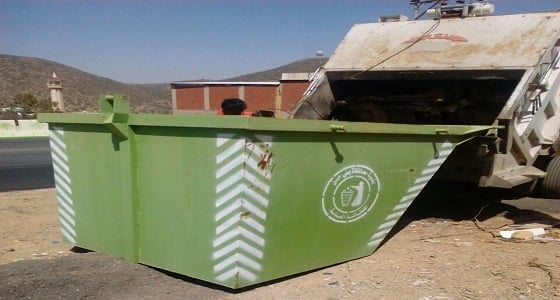 بلدية بني حسن تستبدل الحاويات المتهالكة