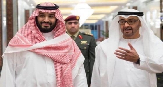 بالصور.. الأمير محمد بن سلمان مع ولي عهد أبوظبي يسيران متشابكا الأيدي