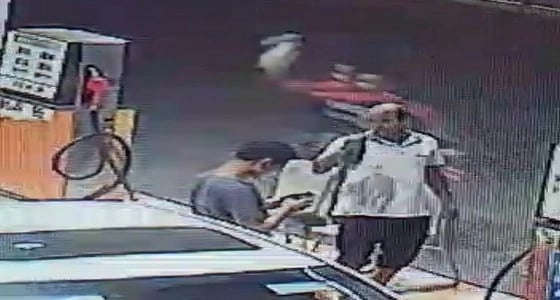 قائد " دباب " يصيب عامل بحجر لرفضه تعبئة البنزين