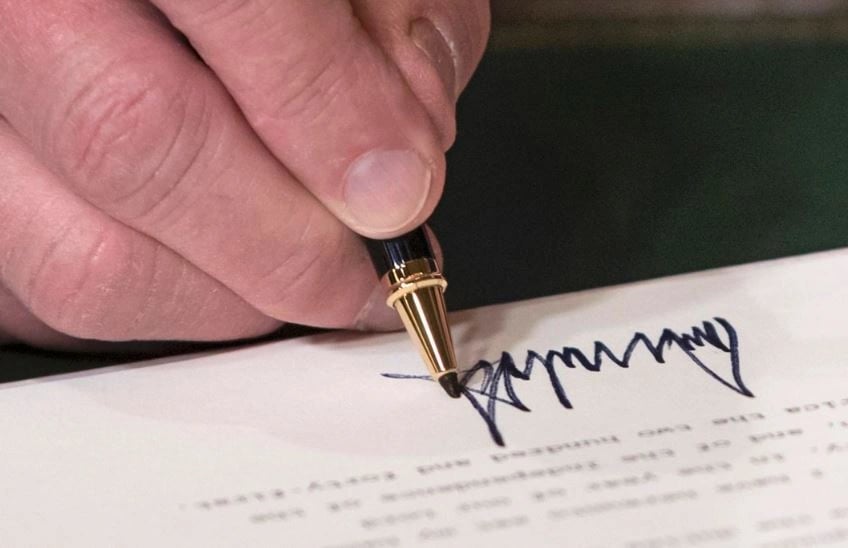 شاهد أول " فورمة " لتوقيع دونالد ترامب