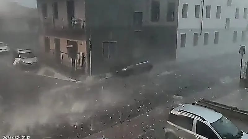 مختص : العلاقة بين حبات البرد ودرجة الحرارة طردية موجبة .. فيديو